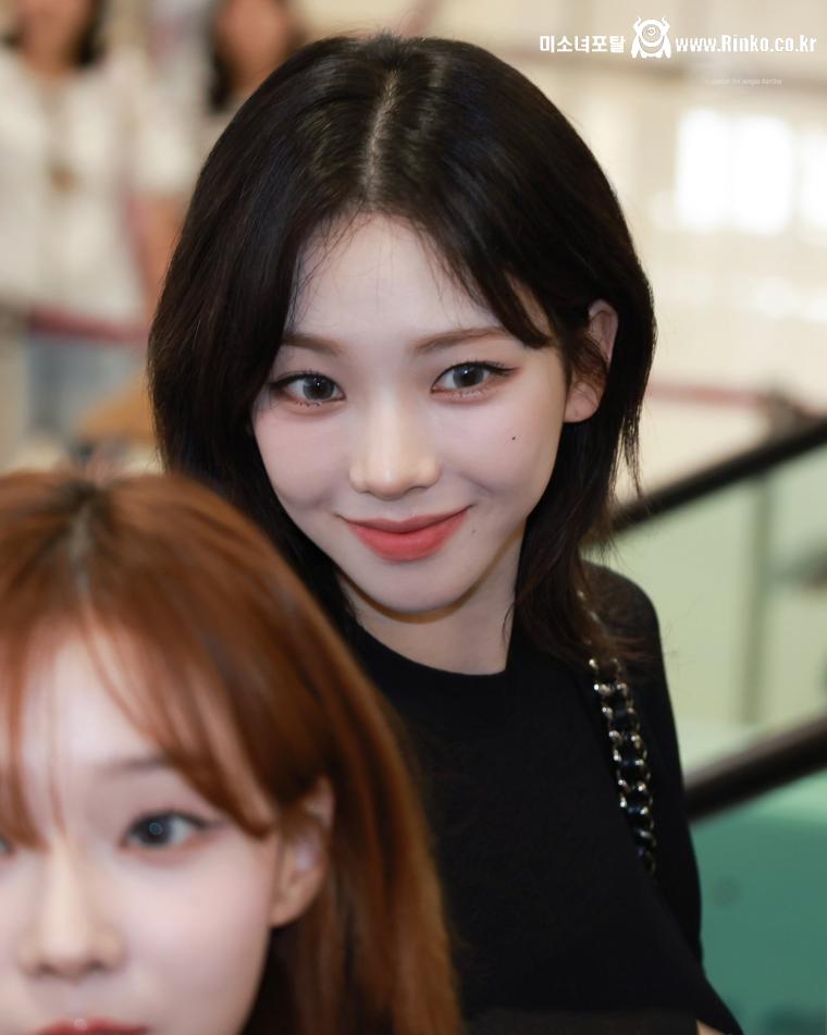 중단발 검은시스루 은은한 무브먼트 공항패션 에스파 카리나