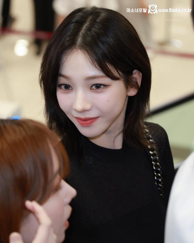 중단발 검은시스루 은은한 무브먼트 공항패션 에스파 카리나