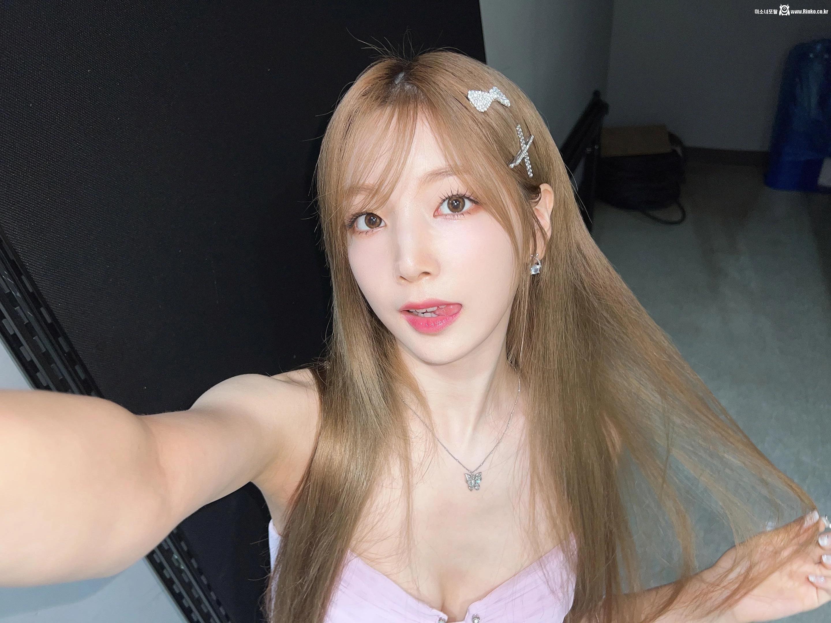 연보라색 란제리룩 입고 셀카 찍는 로켓펀치 연희 뽀얀 가슴골