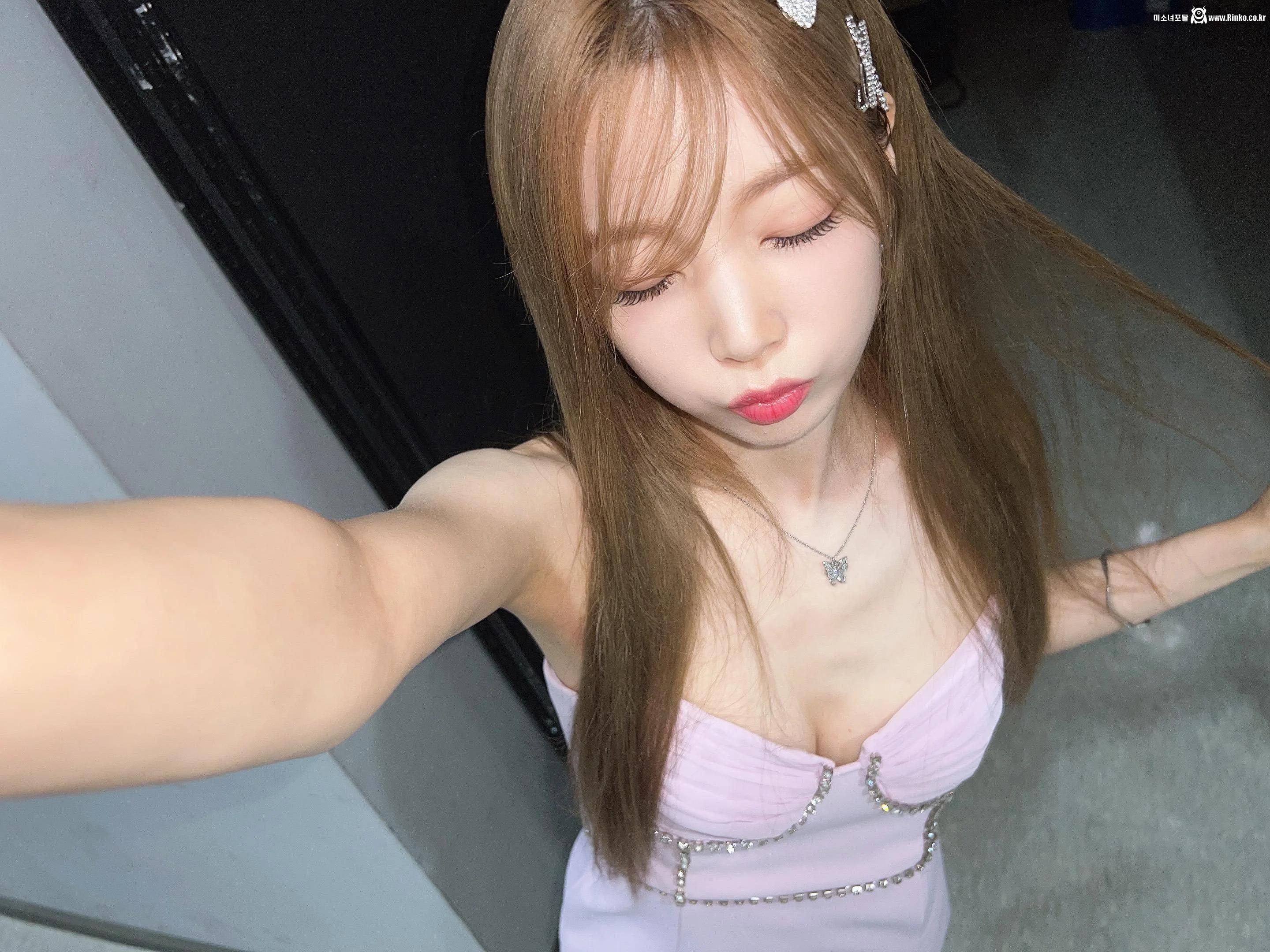 연보라색 란제리룩 입고 셀카 찍는 로켓펀치 연희 뽀얀 가슴골