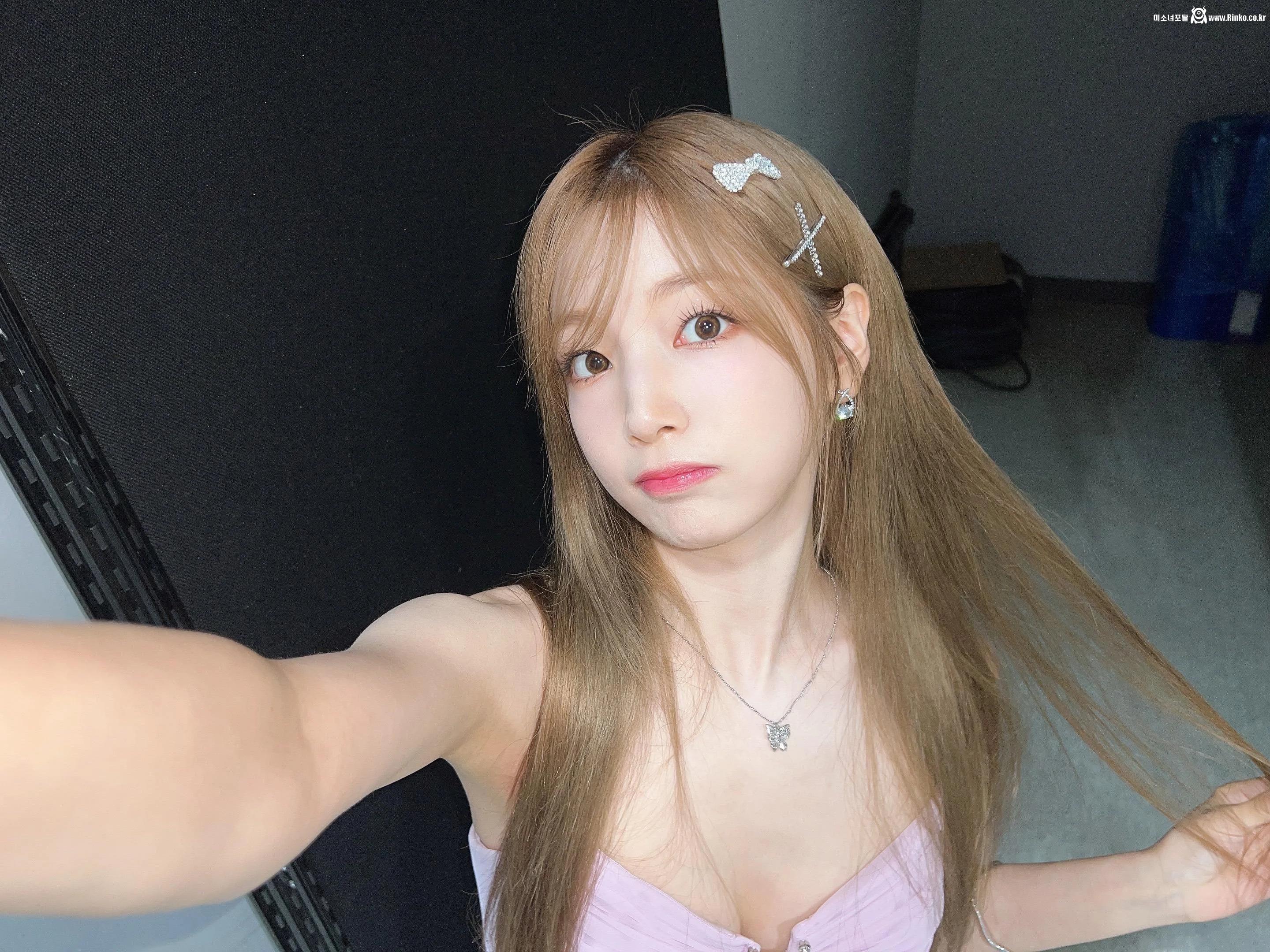 연보라색 란제리룩 입고 셀카 찍는 로켓펀치 연희 뽀얀 가슴골