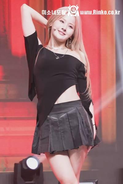 내려온 어깨끈 테니스 치마 꿀벅지 키스오브라이프 벨