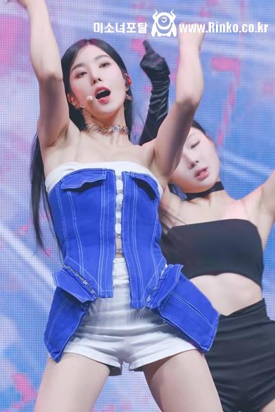 쇼케이스 묵직한 볼륨감 오프솔더 권은비