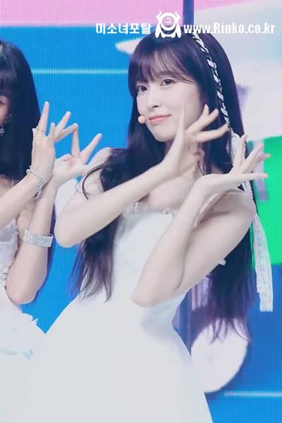 화이트 민소매 드레스 여신 포스 오마이걸 아린