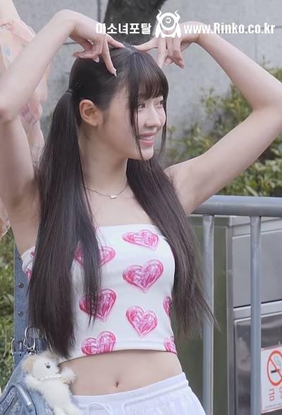 오마이걸 유아 출근길 양갈래 머리 크롭탑 겨드랑이