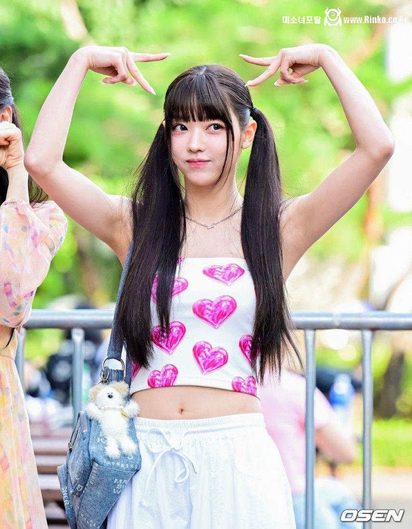 오마이걸 유아 출근길 양갈래 머리 크롭탑 겨드랑이