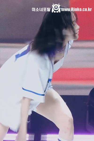 단추푼 야구 유니폼속 화이트 탑 ITZY 류진