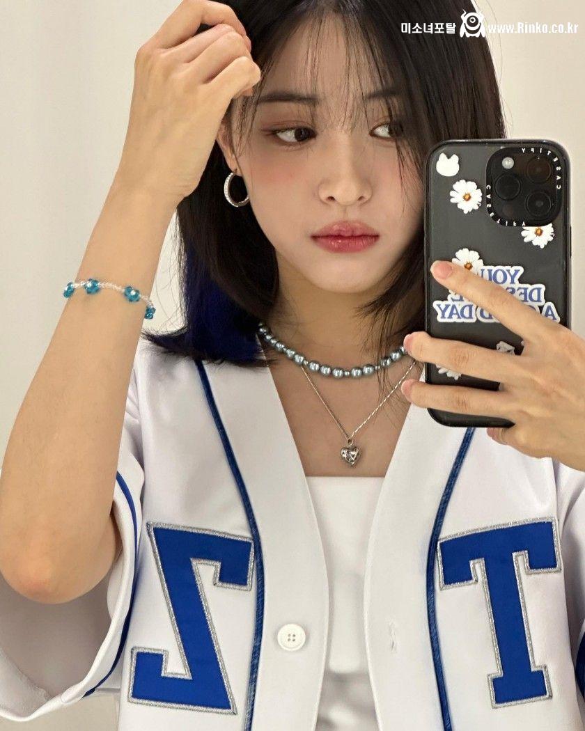 단추푼 야구 유니폼속 화이트 탑 ITZY 류진