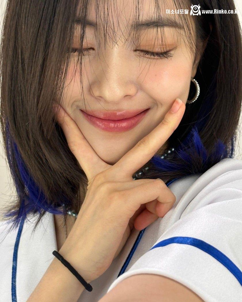 단추푼 야구 유니폼속 화이트 탑 ITZY 류진