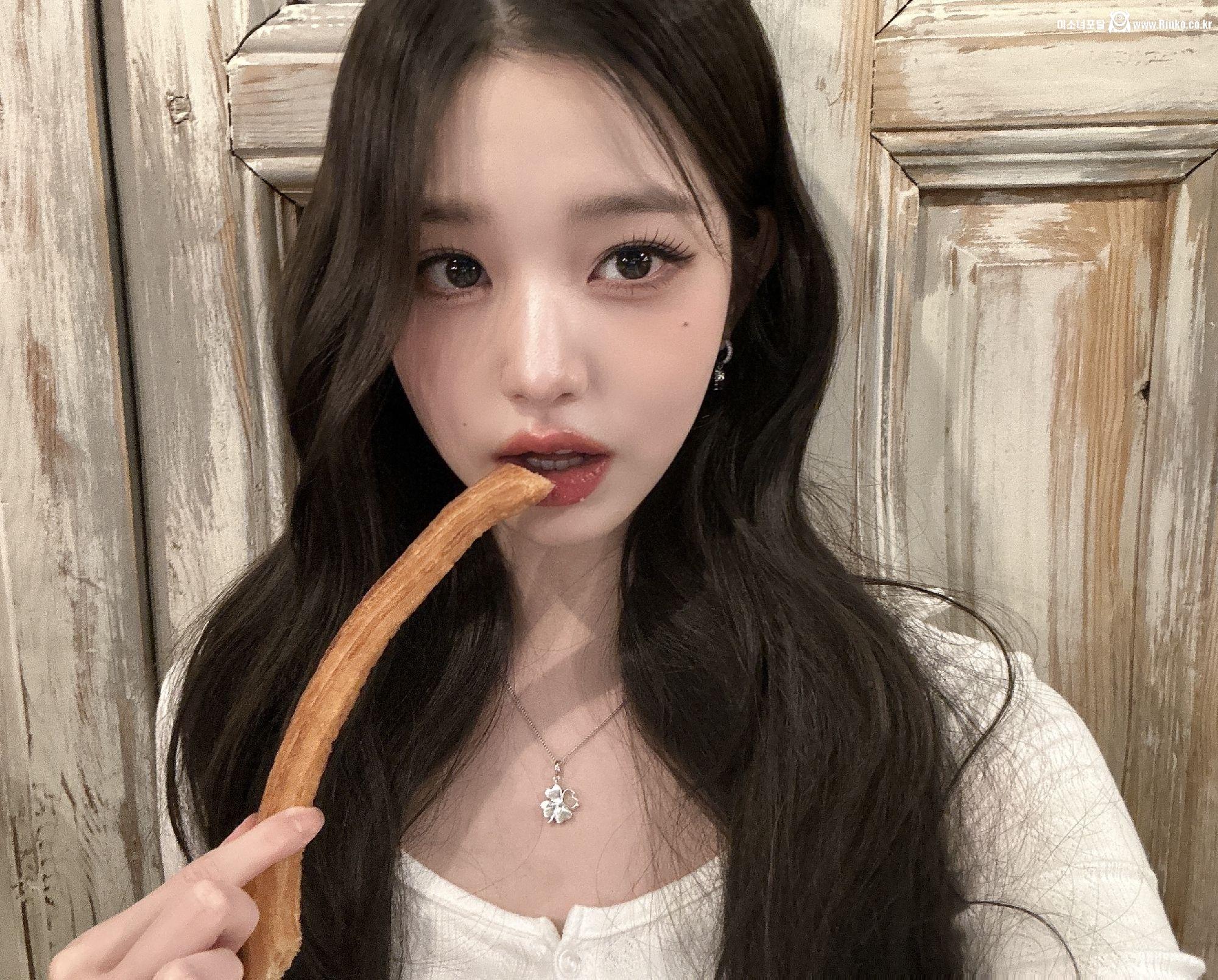 가녀린 손에 길고 굵은 빵을 쥔 아이브 장원영