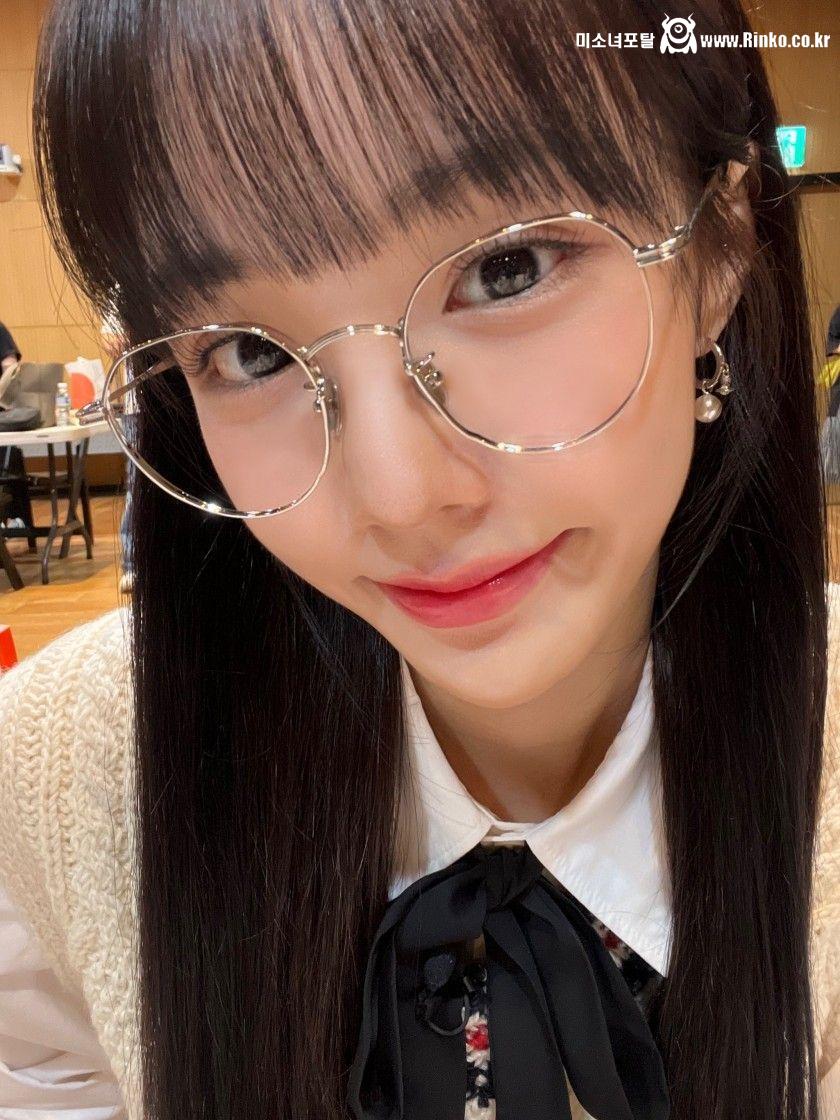 교복에 안경 비주얼 우아! 나나
