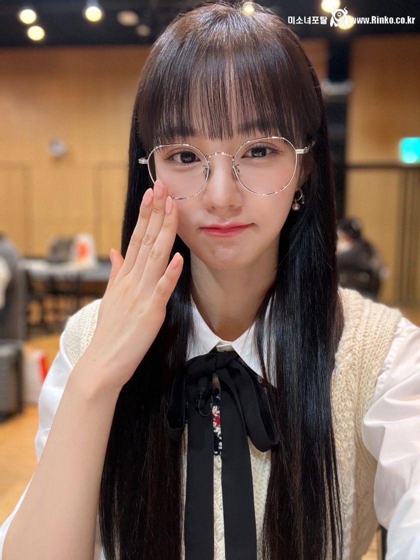 교복에 안경 비주얼 우아! 나나