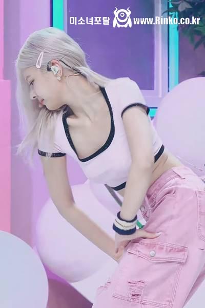 핑크 크롭티 ITZY 리아