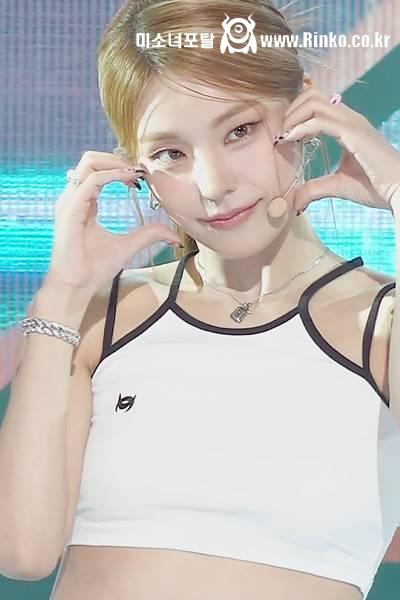 얇은 크롭 민소매 ITZY 예지