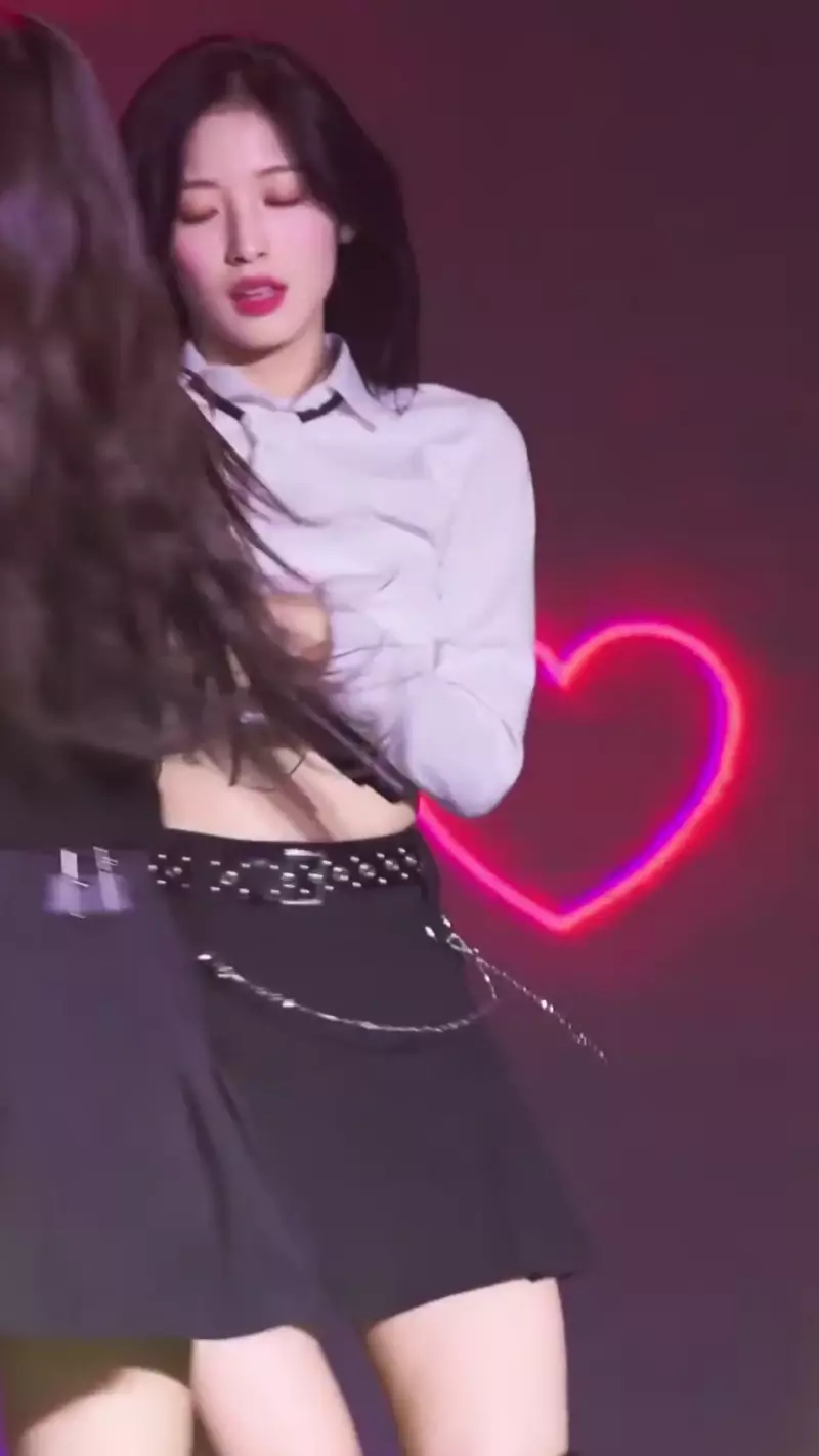 오마이걸 아린 엄청난 엉덩이 탄력