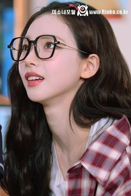 안경 쓴 에스파 카리나