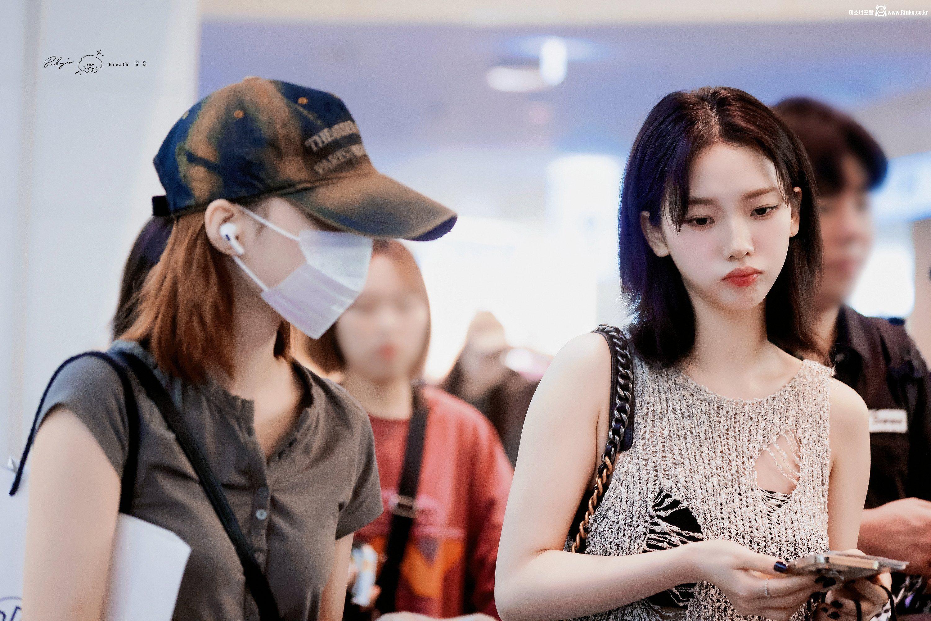 최근에 화장법 바꿨다는 입국하는 카리나 미모