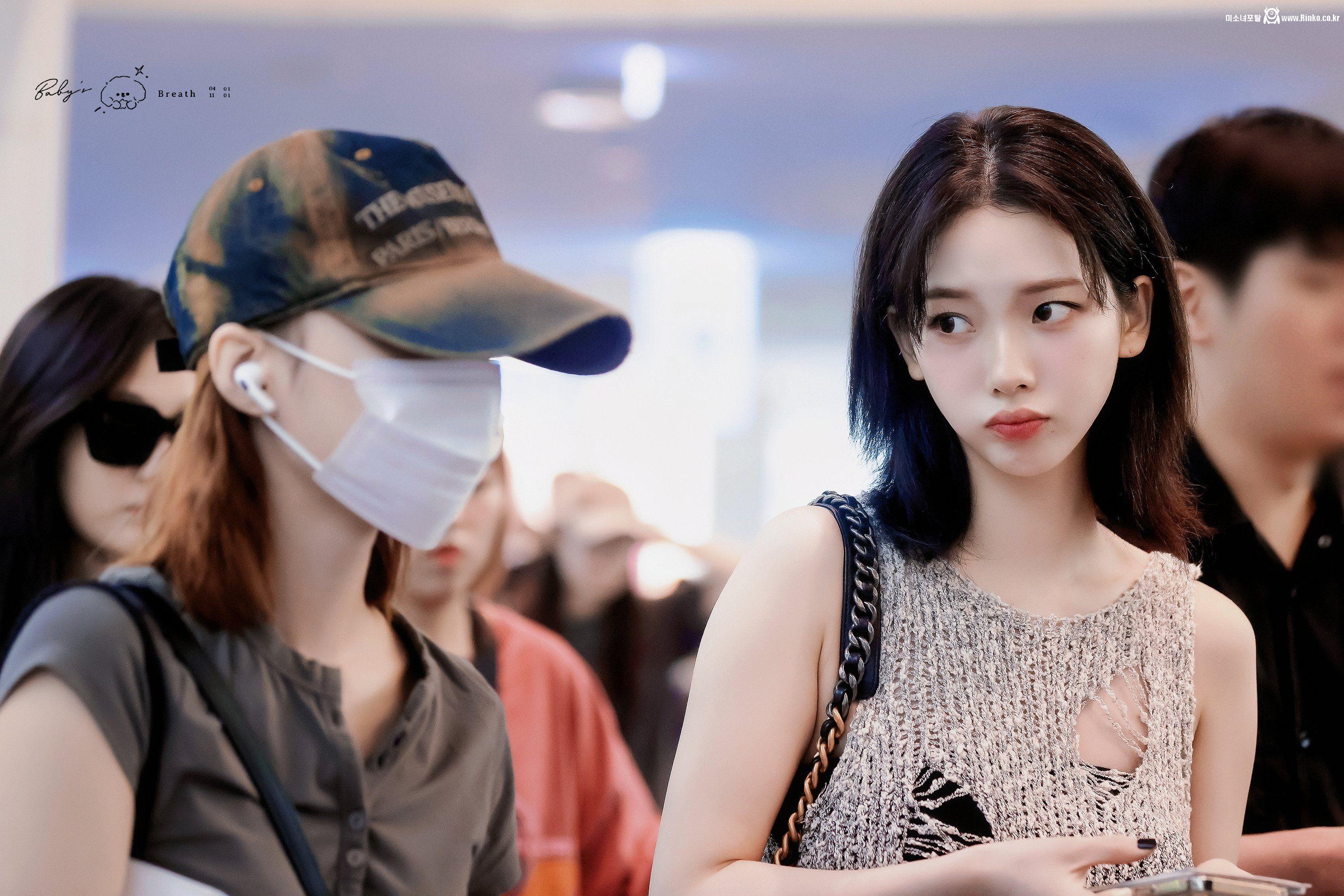 최근에 화장법 바꿨다는 입국하는 카리나 미모