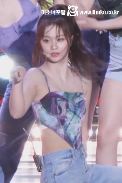 끈 민소매 올림 머리 엔믹스 설윤