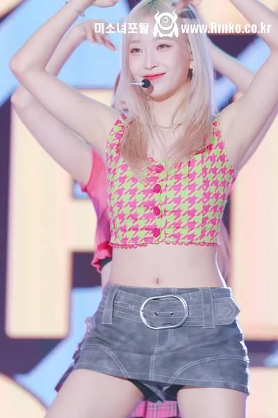 앞 단추 민소매 짧은 치마 스테이씨 수민