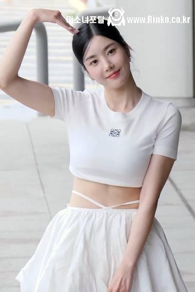 권은비 공항패션 묵직한 밀착 크롭티