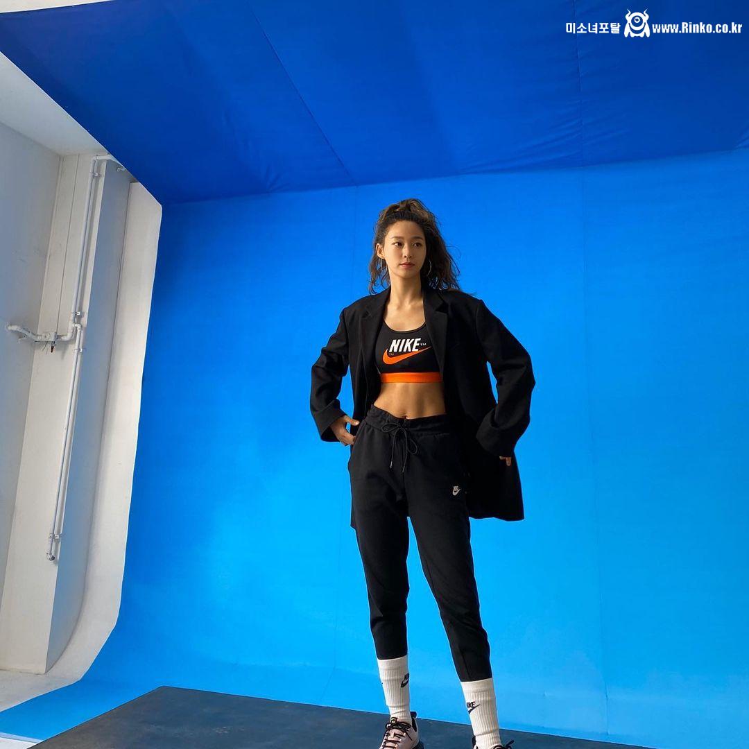 설현 비키니 복근