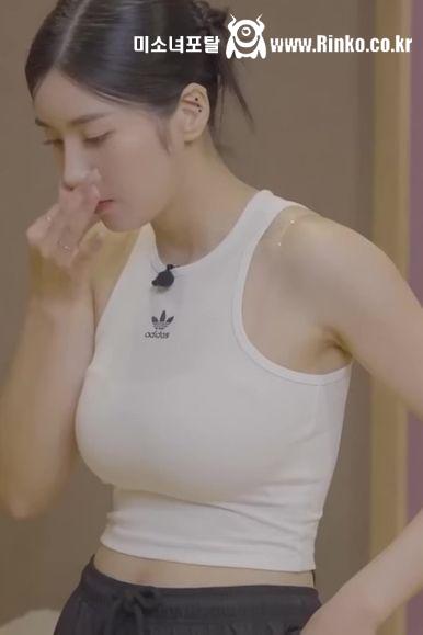 타이트함에 묵직을 더한 권은비