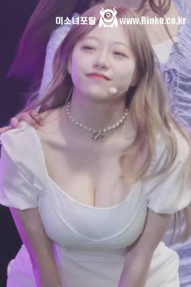 흔들리는 묵직한 가슴골 시그니처 지원