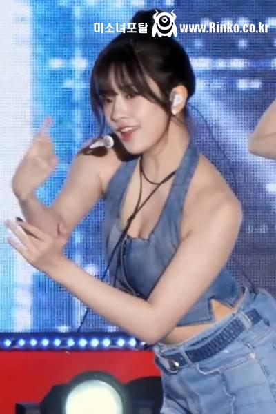 청 홀터넥 민소매 시원한 등 아이브 안유진