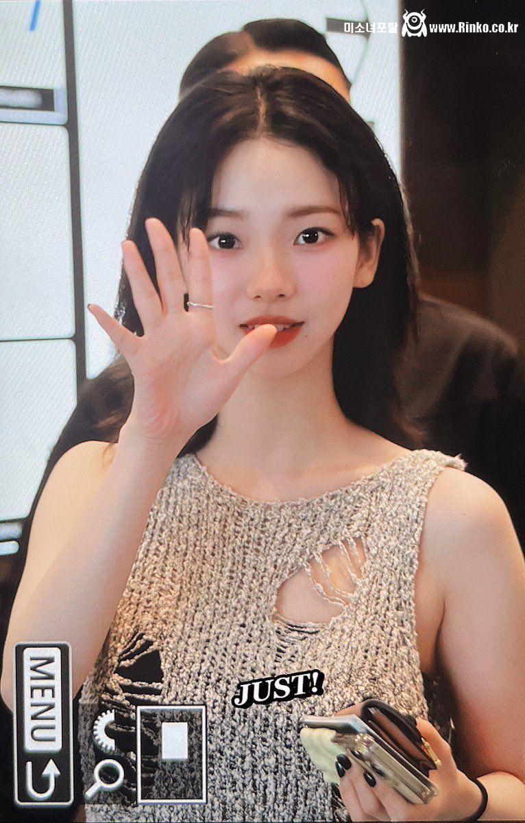 최근에 화장법 바꿨다는 입국하는 카리나 미모