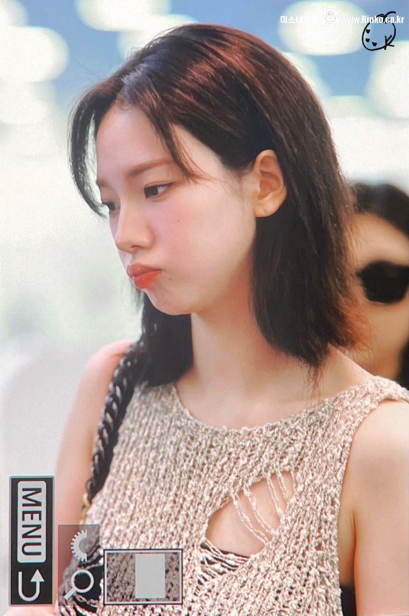 최근에 화장법 바꿨다는 입국하는 카리나 미모