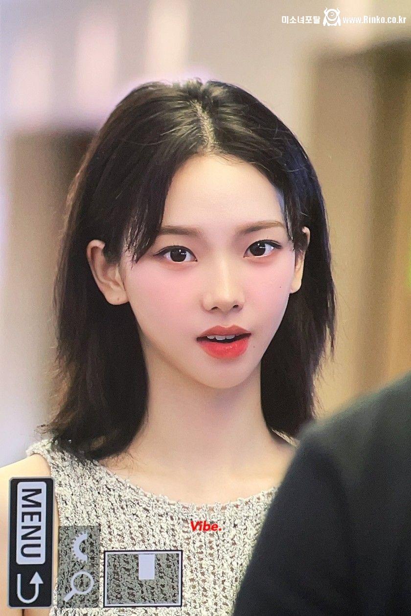 최근에 화장법 바꿨다는 입국하는 카리나 미모