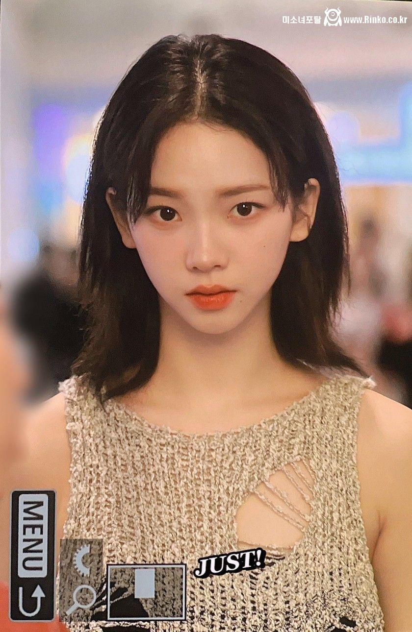 최근에 화장법 바꿨다는 입국하는 카리나 미모