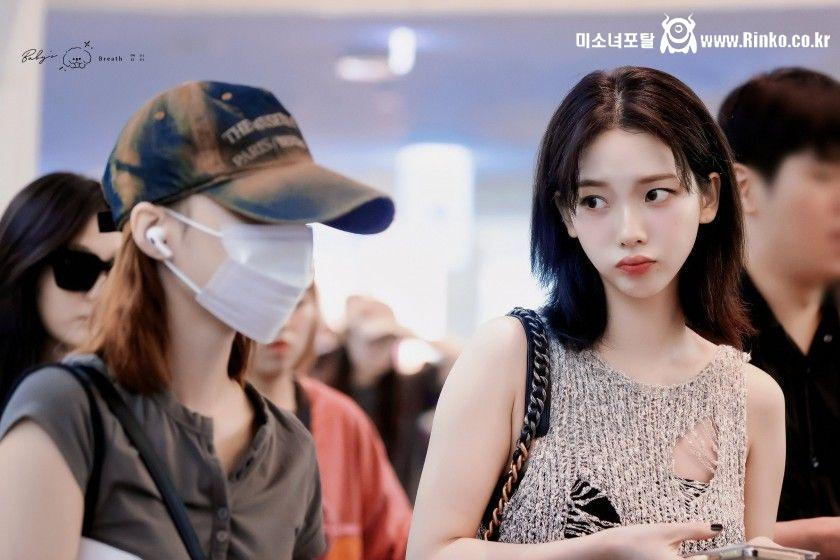 최근에 화장법 바꿨다는 입국하는 카리나 미모