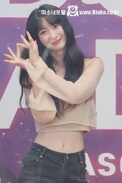 크롭 시폰 의상 청바지핏 개미허리 배꼽 노출 오마이걸 유빈