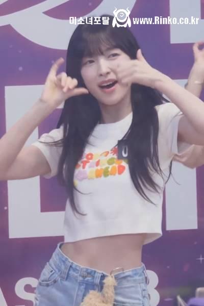 봉긋 크롭 흰티 오마이걸 아린