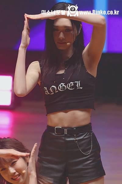 크롭 민소매 가죽 반바지 트라이비 미레