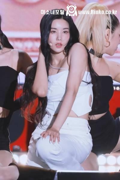 화이트 오프솔더 찰랑이는 윗가슴 권은비