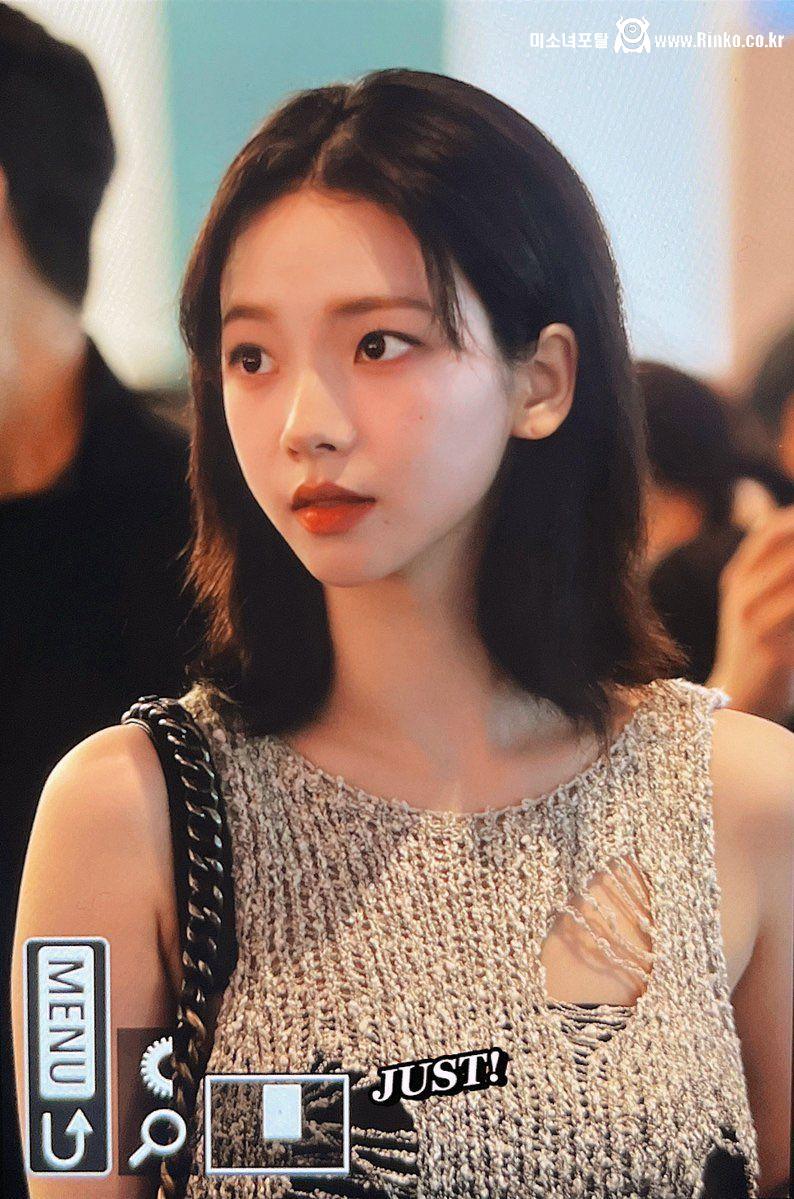 최근에 화장법 바꿨다는 입국하는 카리나 미모