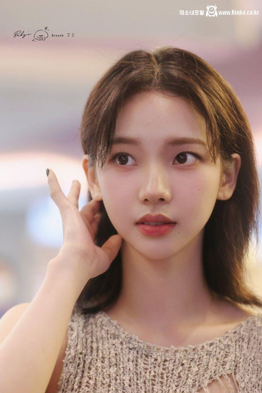 최근에 화장법 바꿨다는 입국하는 카리나 미모