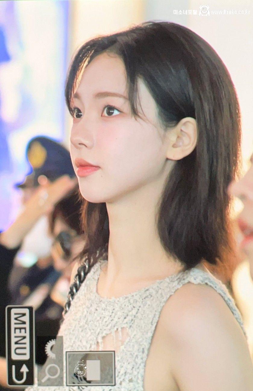 최근에 화장법 바꿨다는 입국하는 카리나 미모