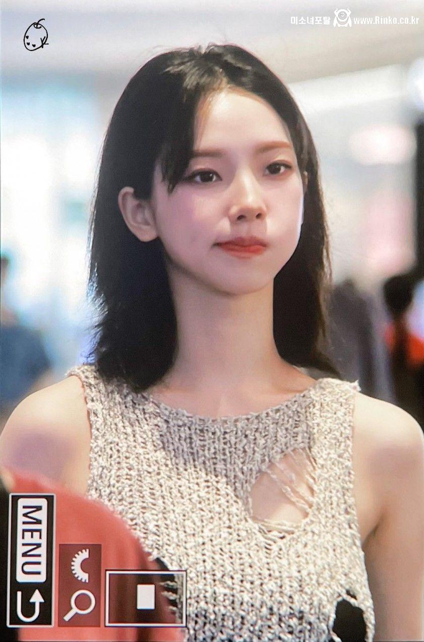 최근에 화장법 바꿨다는 입국하는 카리나 미모