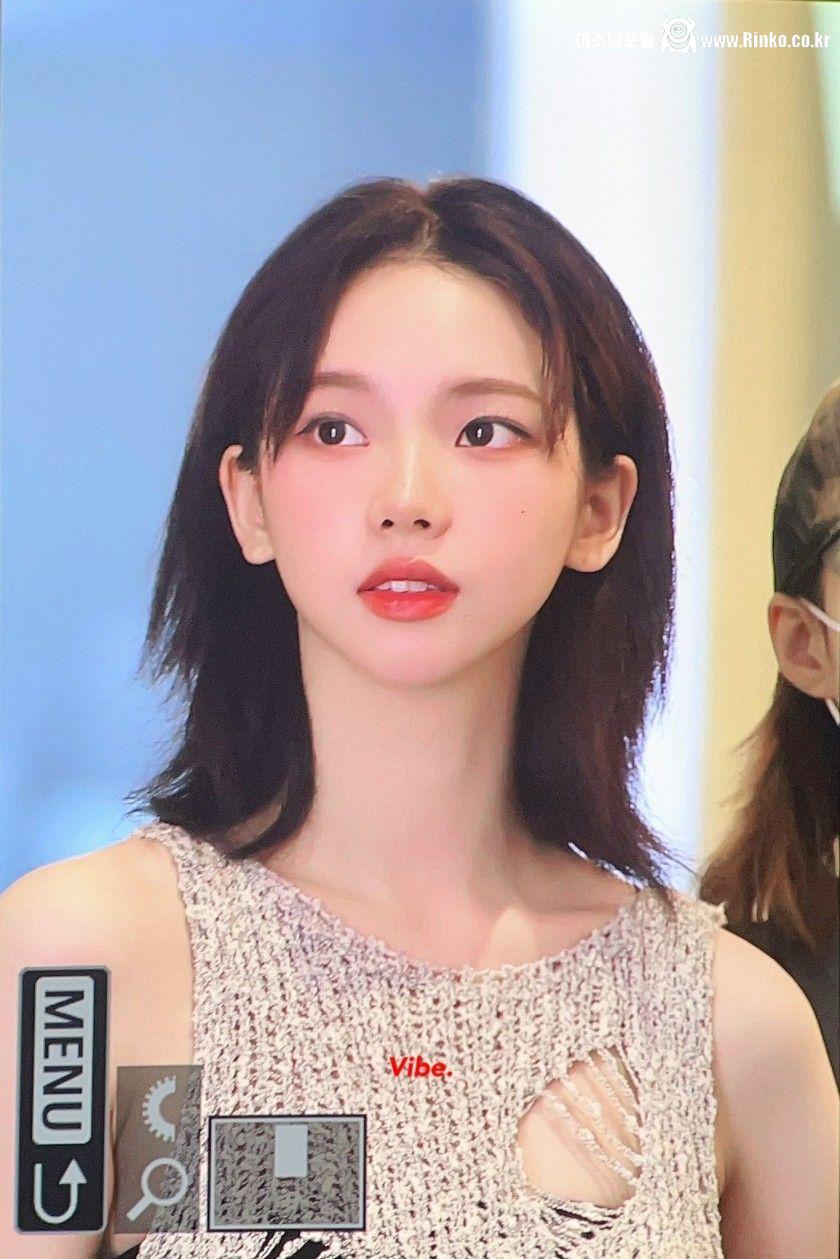 최근에 화장법 바꿨다는 입국하는 카리나 미모