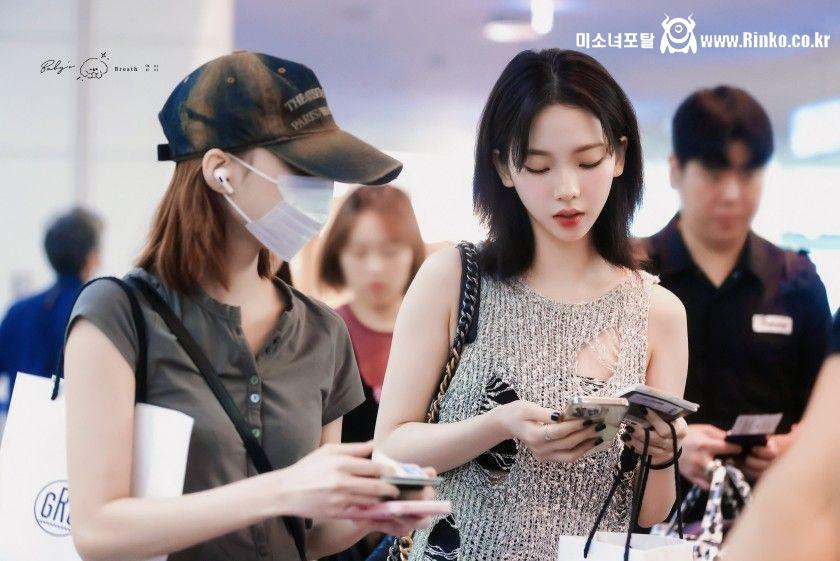 최근에 화장법 바꿨다는 입국하는 카리나 미모