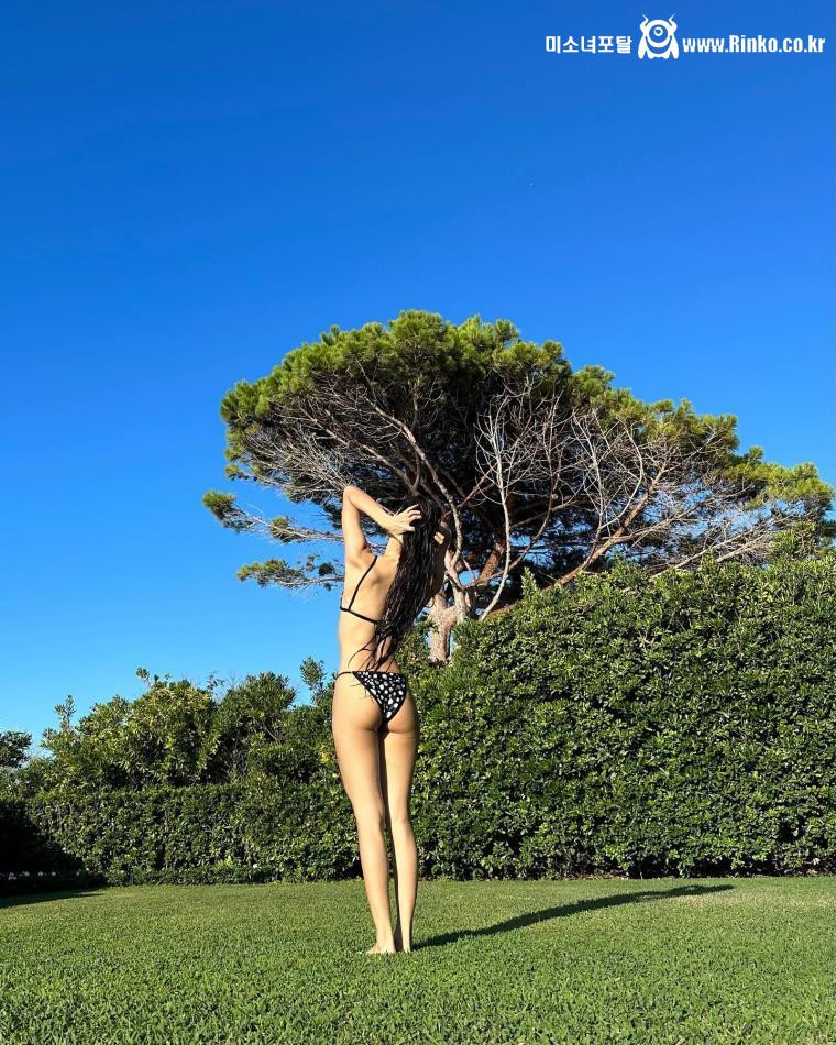 블랙핑크 리사 잔디위에서 화끈한 끈비키니 엉덩이 몸매 공개