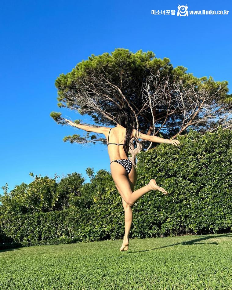 블랙핑크 리사 잔디위에서 화끈한 끈비키니 엉덩이 몸매 공개