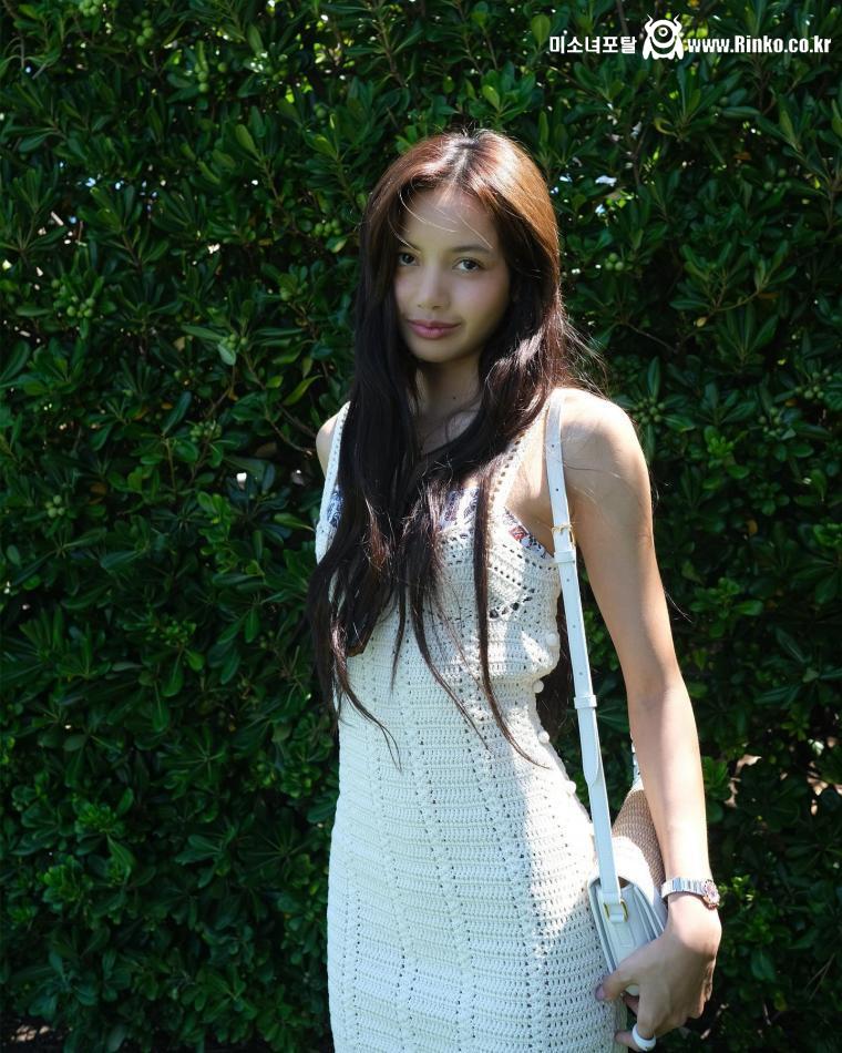 블랙핑크 리사 잔디위에서 화끈한 끈비키니 엉덩이 몸매 공개