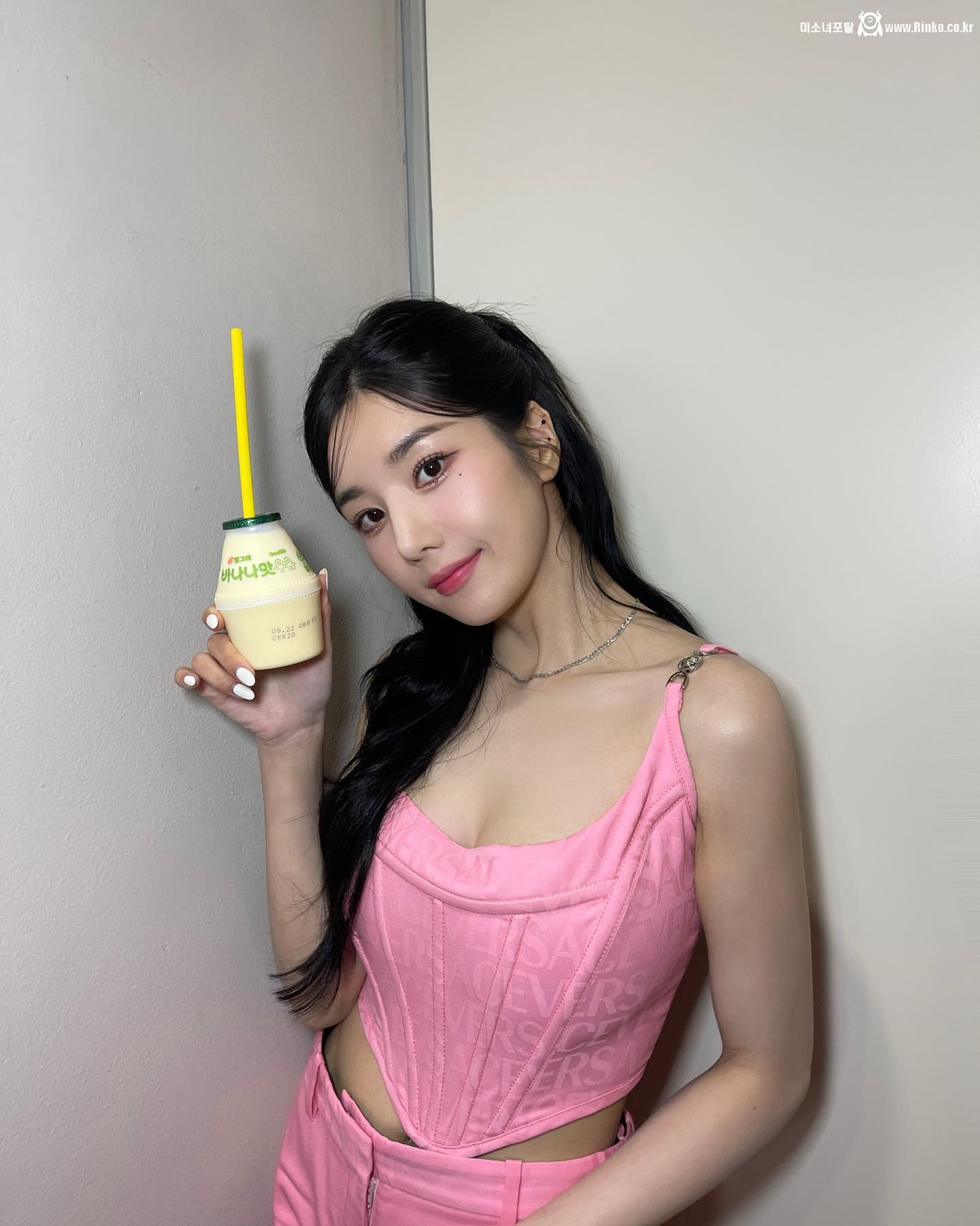 노출 가뭄난 잼버리 공연...유일한 희망 권은비 핑크 코르셋 가슴골