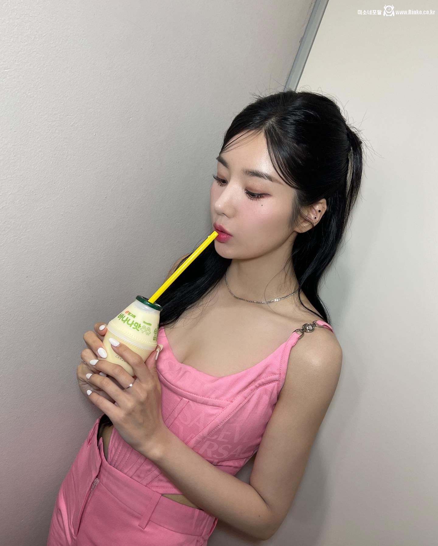 노출 가뭄난 잼버리 공연...유일한 희망 권은비 핑크 코르셋 가슴골