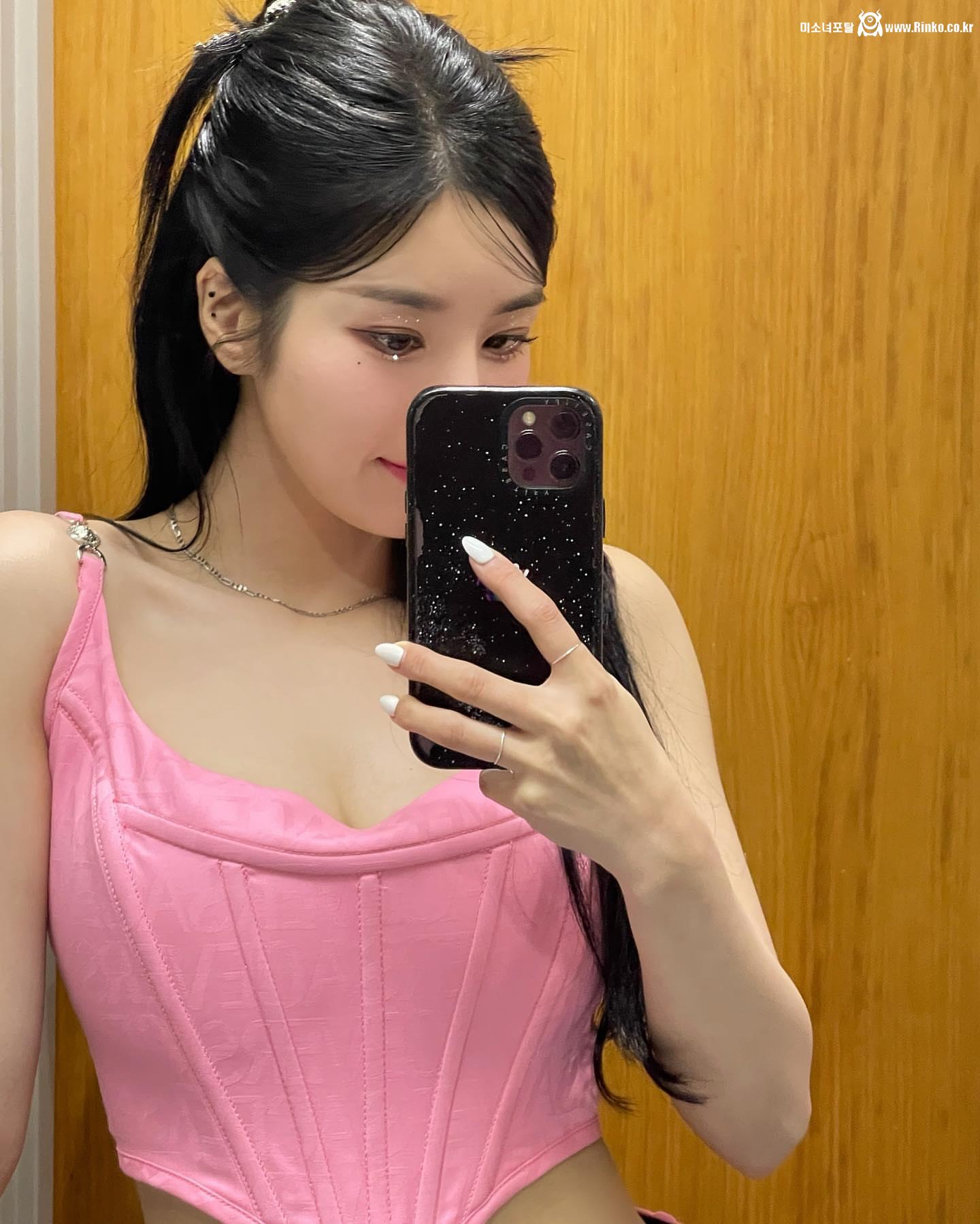 노출 가뭄난 잼버리 공연...유일한 희망 권은비 핑크 코르셋 가슴골